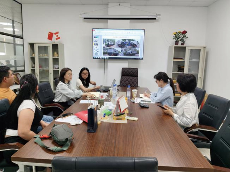 Clientes sudamericanos que visitan las autocaravanas MGK