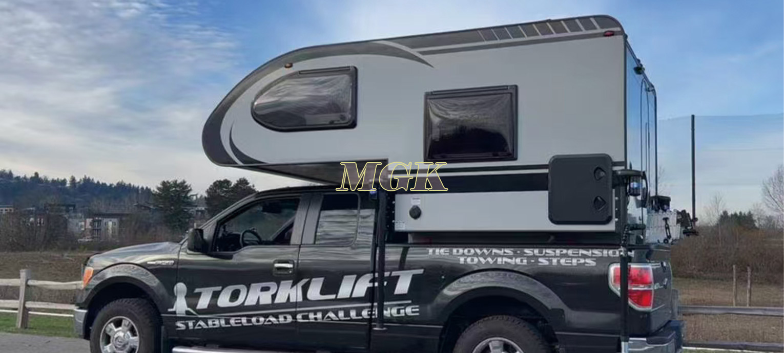 Camper de fibra de vidrio con techo rígido